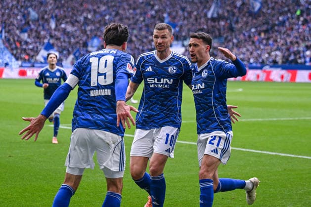15.03.2026, Fussball, 2. Bundesliga, Saison 2025 2026, 26. Spieltag, FC Schalke 04 - Hannover 96, Edin DÅ¾eko Dzeko (FC Schalke 04) freut sich über das Tor zum 1:0, Kenan Karaman (FC Schalke 04) (l), Dejan Ljubicic (FC Schalke 04) (r) xRHR-FOTO YYx