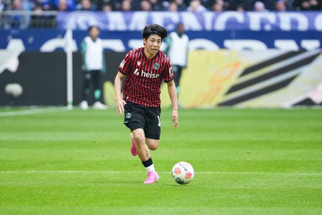 Fussball: 2. Bundesliga, 26. Spieltag, FC Schalke 04 - Hannover 96 am 15.03.2026 in Gelsenkirchen (VELTINS-Arena), Deutschland, Saison 2025 2026: DFB DFL REGULATIONS PROHIBIT ANY USE OF PHOTOGRAPHS as IMAGE SEQUENCES and or QUASI-VIDEO: Im Fokus Yokota, Daisuke (18,H96). Gelsenkirchen VELTINS-Arena Deutschland