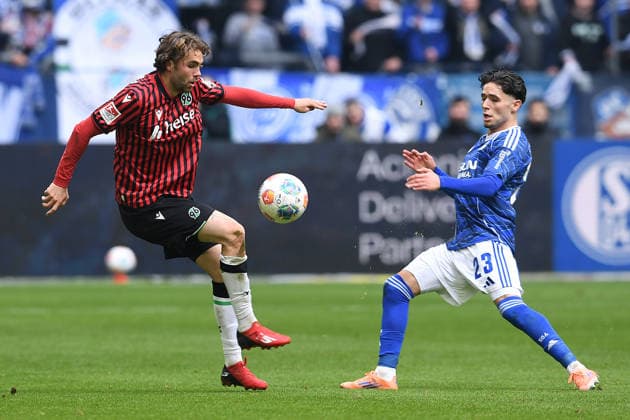 Fußball 2. Bundesliga 26. Spieltag FC Schalke 04 - Hannover 96 am 15.03.2026 in der Veltins Arena in Gelsenkirchen Kolja Nuno Oudenne ( Hannover ), links - Soufiane El-Faouzi ( Schalke ), rechts DFL regulations prohibit any use of photographs as image sequences and or quasi-video.