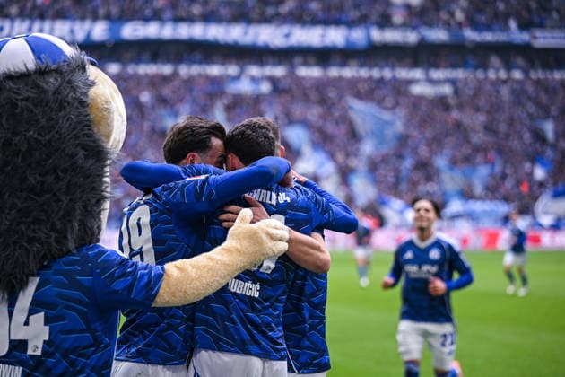 15.03.2026, Fussball, 2. Bundesliga, Saison 2025 2026, 26. Spieltag, FC Schalke 04 - Hannover 96, Edin DÅ¾eko Dzeko (FC Schalke 04) freut sich über das Tor zum 1:0, Kenan Karaman (FC Schalke 04) (l), Dejan Ljubicic (FC Schalke 04) (r) xRHR-FOTO YYx