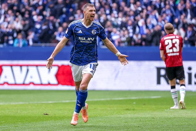 15.03.2026, Fußball, FC Schalke 04 - Hannover 96, 26. Spieltag, 2. Fußball Bundesliga, Veltins-Arena Gelsenkirchen, Saison 2025 2026: Torjubel nach dem Tor zum 1:0 durch Torschütze Edin Dzeko (Schalke04 10) zusammen mit DFB regulations prohibit any use of photographs as image sequences and or quasi-video. Nordrhein-Westfalen Deutschland
