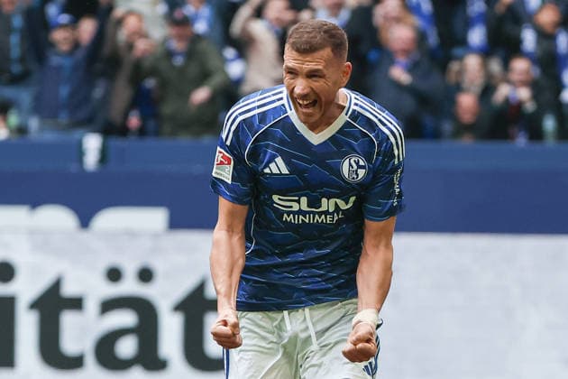 2. Bundesliga - FC Schalke 04 - Hannover 96 am 15.03.2026 in der Veltins-Arena auf Schalke Jubel, Torjubel, Torschuetze, Torschütze Edin Dzeko (Schalke 10) jubelt nach seinem Tor zum 1 zu 0