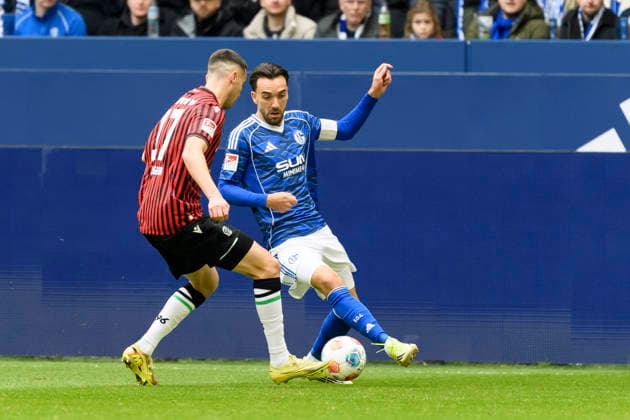 Bastian Allgeier (Hannover 96) und Kenan Karaman (FC Schalke) im Kampf um den Ball waehrend des spiels der 2. Bundesliga zwischen FC Schalke 04 und Hannover 96, Veltins-Arena am 15. March 2026 in Gelsenkirchen, Deutschland. (Foto von Max Maiwald DeFodi Images) +++ Bastian Allgeier (Hannover 96) und Kenan Karaman (FC Schalke) battle for the ball during the 2. Bundesliga match between FC Schalke 04 and Hannover 96 at Veltins-Arena on March 15, 2026 in Gelsenkirchen, Germany. (Photo by Max Maiwald DeFodi Images) (Photo by Max Maiwald DeFodi Images) -