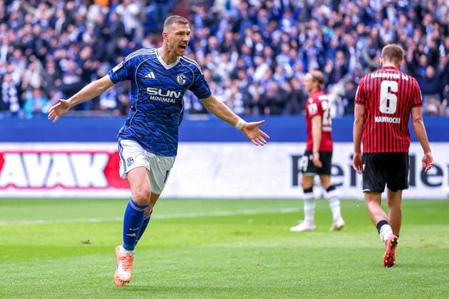 15.03.2026, Fußball, FC Schalke 04 - Hannover 96, 26. Spieltag, 2. Fußball Bundesliga, Veltins-Arena Gelsenkirchen, Saison 2025 2026: Torjubel nach dem Tor zum 1:0 durch Torschütze Edin Dzeko (Schalke04 10) zusammen mit DFB regulations prohibit any use of photographs as image sequences and or quasi-video. Nordrhein-Westfalen Deutschland
