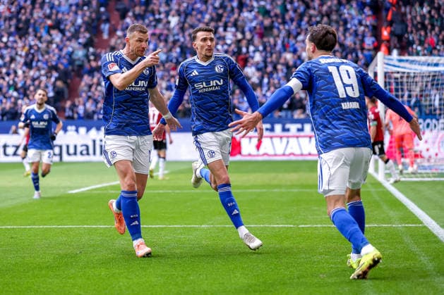 15.03.2026, Fußball, FC Schalke 04 - Hannover 96, 26. Spieltag, 2. Fußball Bundesliga, Veltins-Arena Gelsenkirchen, Saison 2025 2026: Torjubel nach dem Tor zum 1:0 durch Torschütze Edin Dzeko (Schalke04 10) zusammen mit Dejan Ljubicic (Schalke04 21) Kenan Karaman (Schalke04 19) DFB regulations prohibit any use of photographs as image sequences and or quasi-video. Nordrhein-Westfalen Deutschland