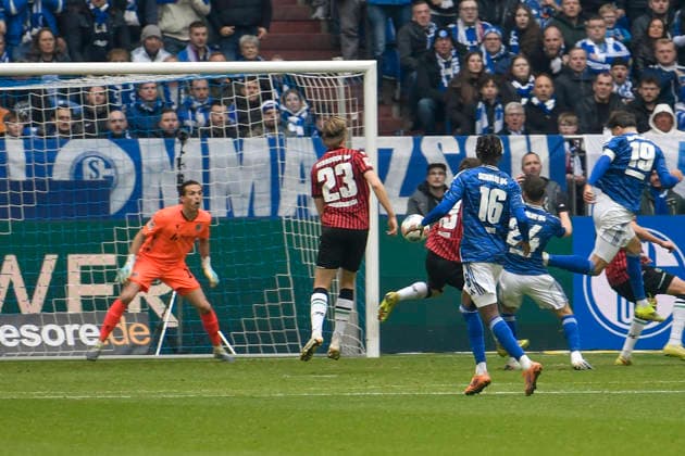 Kenan Karaman (Schalke 19) erzielt das Tor zum 2:0 15.03.2026 ¢ Fussball ¢ FC Schalke 04 vs Hannover 96, Veltins-Arena, Gelsenkirchen, DFB DFL REGULATIONS PROHIBIT ANY USE OF PHOTOGRAPHS AS IMAGE SEQUENCES AND OR QUASI-VIDEO