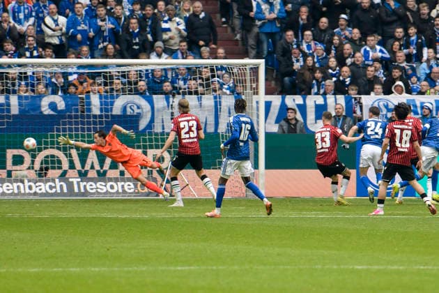 Kenan Karaman (Schalke 19) erzielt das Tor zum 2:0 15.03.2026 ¢ Fussball ¢ FC Schalke 04 vs Hannover 96, Veltins-Arena, Gelsenkirchen, DFB DFL REGULATIONS PROHIBIT ANY USE OF PHOTOGRAPHS AS IMAGE SEQUENCES AND OR QUASI-VIDEO