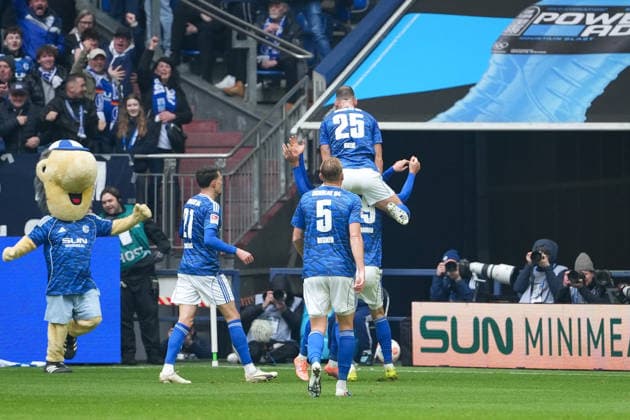 Fussball: 2. Bundesliga, 26. Spieltag, FC Schalke 04 - Hannover 96 am 15.03.2026 in Gelsenkirchen (VELTINS-Arena), Deutschland, Saison 2025 2026: DFB DFL REGULATIONS PROHIBIT ANY USE OF PHOTOGRAPHS as IMAGE SEQUENCES and or QUASI-VIDEO: Kollektiver Jubel nach dem Tor von Karaman, Kenan (19,S04) zum 2:0. Gelsenkirchen VELTINS-Arena Deutschland