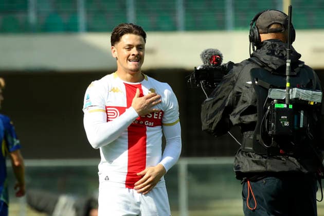 Genoa™s Vitinha celebration goal 0-1 during the Serie A soccer match between Hellas Verona and Genoa at the Bentegodi Stadium in Verona, north west Italy - Sunday , March 15 , 2026. - Soccer .  Copyright: xPaolaxGarbuio Lapressex