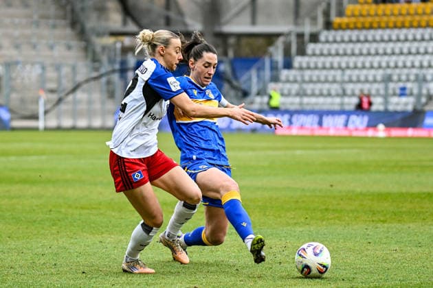 Fußball I Frauen I Saison 2025-2026 I Bundesliga I 20. Spieltag I FC Carl Zeiss Jena - Hamburger SV I 15.03.2026 Zweikampf Sophie Hillebrand (22, Hamburger SV) gegen Merza Julevic (10, FC Carl Zeiss Jena) Jena Ernst-Abbe-Sportfeld, ad hoc Arena Thüringen Deutschland Copyright: xLobeca InesxHähnelx
