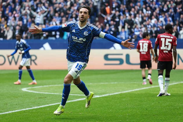 2. Bundesliga - FC Schalke 04 - Hannover 96 am 15.03.2026 in der Veltins-Arena auf Schalke Jubel, Torjubel, Torschuetze, Torschütze Kenan Karaman (Schalke 19) jubelt nach seinem Tor zum 2 zu 0
