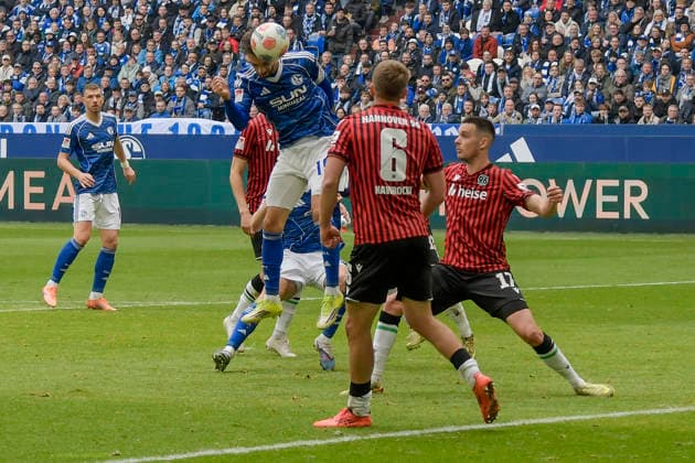 Kenan Karaman (Schalke 19) erzielt das Tor zum 2:0 15.03.2026 ¢ Fussball ¢ FC Schalke 04 vs Hannover 96, Veltins-Arena, Gelsenkirchen, DFB DFL REGULATIONS PROHIBIT ANY USE OF PHOTOGRAPHS AS IMAGE SEQUENCES AND OR QUASI-VIDEO