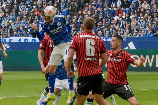 Kenan Karaman (Schalke 19) erzielt das Tor zum 2:0 15.03.2026 ¢ Fussball ¢ FC Schalke 04 vs Hannover 96, Veltins-Arena, Gelsenkirchen, DFB DFL REGULATIONS PROHIBIT ANY USE OF PHOTOGRAPHS AS IMAGE SEQUENCES AND OR QUASI-VIDEO