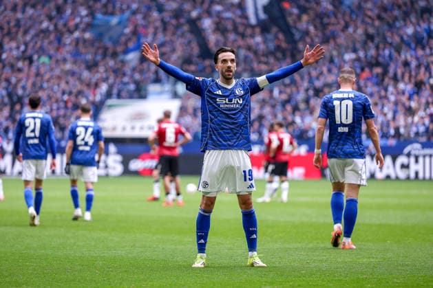 15.03.2026, Fußball, FC Schalke 04 - Hannover 96, 26. Spieltag, 2. Fußball Bundesliga, Veltins-Arena Gelsenkirchen, Saison 2025 2026: Torjubel nach dem Tor zum 2:0 durch Torschütze Kenan Karaman (Schalke04 19) DFB regulations prohibit any use of photographs as image sequences and or quasi-video. Nordrhein-Westfalen Deutschland
