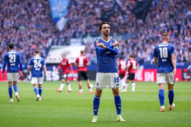 15.03.2026, Fußball, FC Schalke 04 - Hannover 96, 26. Spieltag, 2. Fußball Bundesliga, Veltins-Arena Gelsenkirchen, Saison 2025 2026: Torjubel nach dem Tor zum 2:0 durch Torschütze Kenan Karaman (Schalke04 19) DFB regulations prohibit any use of photographs as image sequences and or quasi-video. Nordrhein-Westfalen Deutschland