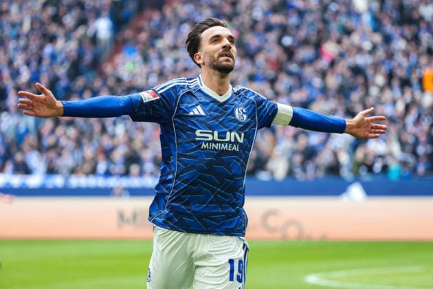 2. Bundesliga - FC Schalke 04 - Hannover 96 am 15.03.2026 in der Veltins-Arena auf Schalke Jubel, Torjubel, Torschuetze, Torschütze Kenan Karaman (Schalke 19) jubelt nach seinem Tor zum 2 zu 0
