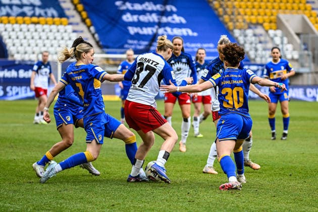 Fußball I Frauen I Saison 2025-2026 I Bundesliga I 20. Spieltag I FC Carl Zeiss Jena - Hamburger SV I 15.03.2026 Paulina Bartz (37, Hamburger SV) muss sich gegen 3 Jenaer Spielerinnen durchsetzen, v.l.n.r. Josephine Bonsu (23, FC Carl Zeiss Jena), Melina Laura Reuter (7, FC Carl Zeiss Jena) und Elena Mühlemann (30, FC Carl Zeiss Jena) Jena Ernst-Abbe-Sportfeld, ad hoc Arena Thüringen Deutschland Copyright: xLobeca InesxHähnelx