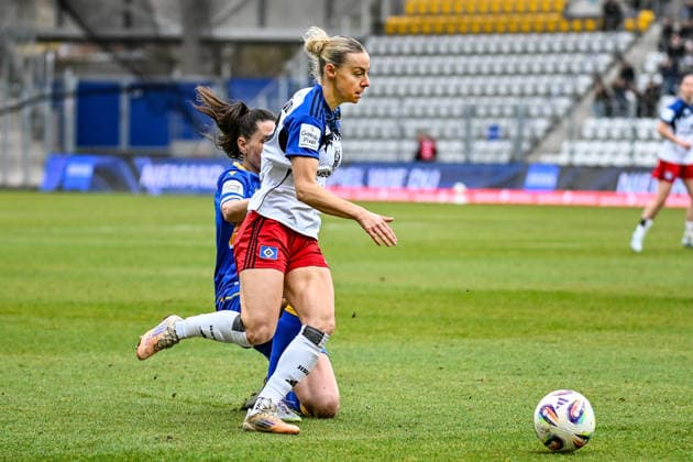 Fußball I Frauen I Saison 2025-2026 I Bundesliga I 20. Spieltag I FC Carl Zeiss Jena - Hamburger SV I 15.03.2026 Zweikampf Merza Julevic (10, FC Carl Zeiss Jena) gegen Sophie Hillebrand (22, Hamburger SV) Jena Ernst-Abbe-Sportfeld, ad hoc Arena Thüringen Deutschland Copyright: xLobeca InesxHähnelx
