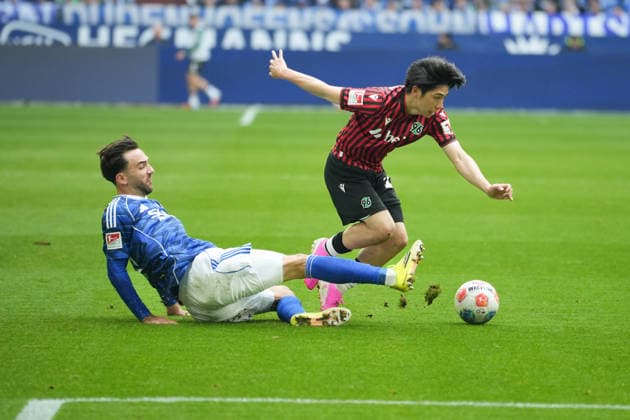 Fussball: 2. Bundesliga, 26. Spieltag, FC Schalke 04 - Hannover 96 am 15.03.2026 in Gelsenkirchen (VELTINS-Arena), Deutschland, Saison 2025 2026: DFB DFL REGULATIONS PROHIBIT ANY USE OF PHOTOGRAPHS as IMAGE SEQUENCES and or QUASI-VIDEO: Yokota, Daisuke (18, H96) im Zweikampf mit Karaman, Kenan (19, S04). Gelsenkirchen VELTINS-Arena Deutschland