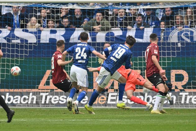 Kenan Karaman (FC Schalke 04), re., erzielt mit diesem Kopfball das Tor zum 2:0 15.03.2026, Fussball 2. Bundesliga, Saison 2025 2026, 26. Spieltag, FC Schalke 04 - Hannover 96 DFL regulations prohibit any use of photographs as image sequences and or quasi-video Gelsenkirchen Veltins Arena Nordrhein Westfalen Deutschland