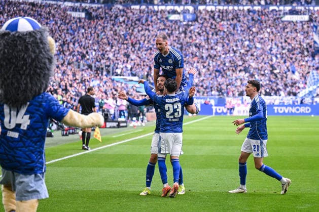 15.03.2026, Fussball, 2. Bundesliga, Saison 2025 2026, 26. Spieltag, FC Schalke 04 - Hannover 96, Kenan Karaman (FC Schalke 04) freut sich über das Tor zum 2:0, xRHR-FOTO YYx