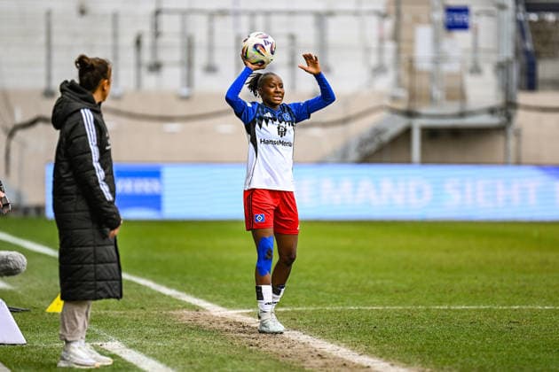 Fußball I Frauen I Saison 2025-2026 I Bundesliga I 20. Spieltag I FC Carl Zeiss Jena - Hamburger SV I 15.03.2026 Magou Doucoure (2, Hamburger SV) führt vor den Augen von Liese Brancao (Trainer, Hamburger SV) einen Einwurf aus Freisteller, Nahaufnahme, Porträt, Portrait, Einzelfoto, Einzelbild, Körper Jena Ernst-Abbe-Sportfeld, ad hoc Arena Thüringen Deutschland Copyright: xLobeca InesxHähnelx