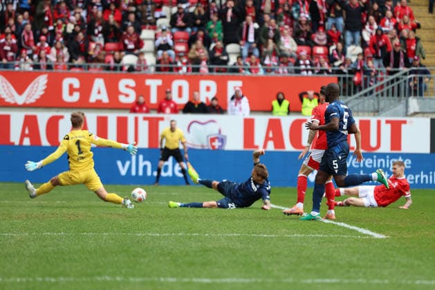 15.03.2026, xrekx, Fussball 2.Bundesliga, 1.FC Kaiserslautern - Karlsruher SC v.l. Hans Christian Bernat (Karlsruher SC) Paul Joly (1.FC Kaiserslautern) (DFL DFB REGULATIONS PROHIBIT ANY USE OF PHOTOGRAPHS as IMAGE SEQUENCES and or QUASI-VIDEO) Kaiserslautern
