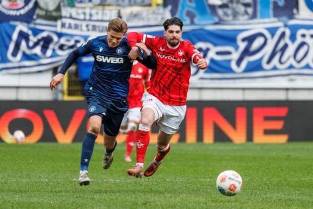 Dzenis Burnic (Karlsruher SC) im Zweikampf mit Semi Sahin (1.FC Kaiserslautern), 1. FC Kaiserslautern vs Karlsruher SC, Fussball, 2. Bundesliga, 26. Spieltag, Saison 2025 2026, 15.03.2026 1. FC Kaiserslautern vs Karlsruher SC, Fussball, 2. Bundesliga, 26. Spieltag, Saison 2025 2026, 15.03.2026