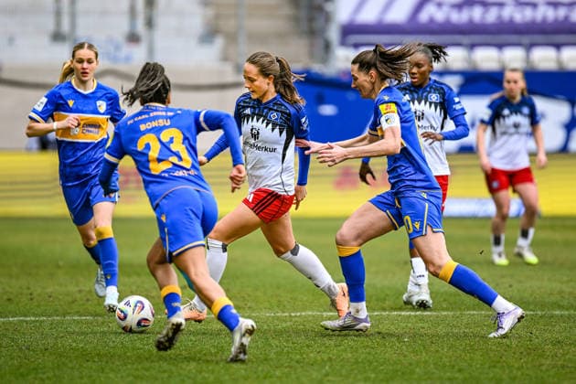 Fußball I Frauen I Saison 2025-2026 I Bundesliga I 20. Spieltag I FC Carl Zeiss Jena - Hamburger SV I 15.03.2026 Camilla Linberg (47, Hamburger SV) muss sich gegen Melina Laura Reuter (7, FC Carl Zeiss Jena), Josephine Bonsu (23, FC Carl Zeiss Jena) und Merza Julevic (10, FC Carl Zeiss Jena) behaupten Jena Ernst-Abbe-Sportfeld, ad hoc Arena Thüringen Deutschland Copyright: xLobeca InesxHähnelx