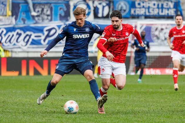 Dzenis Burnic (Karlsruher SC) im Zweikampf mit Semi Sahin (1.FC Kaiserslautern), 1. FC Kaiserslautern vs Karlsruher SC, Fussball, 2. Bundesliga, 26. Spieltag, Saison 2025 2026, 15.03.2026 1. FC Kaiserslautern vs Karlsruher SC, Fussball, 2. Bundesliga, 26. Spieltag, Saison 2025 2026, 15.03.2026