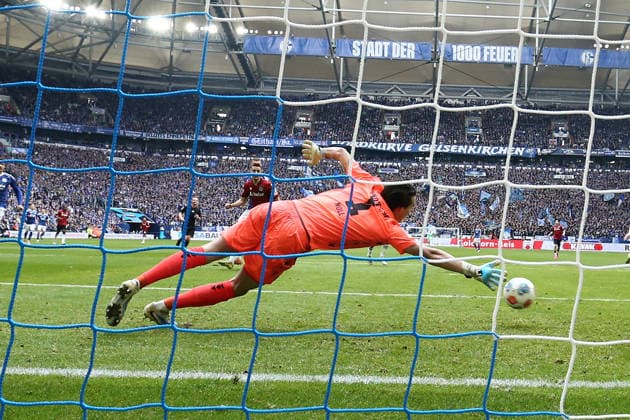 Gelsenkirchen, Germany, 15.03.26, Tor zum 1:0 durch Edin Dzeko (FC Schalke 04) während des Spiels der 2. Bundesliga zwischen FC Schalke 04 - Hannover 96 in der Veltins Arena in Gelsenkirchen. (Photo by Joachim Bywaletz) DFB DFL REGULATIONS PROHIBIT ANY USE OF PHOTOGRAPHS AS IMAGE SEQUENCES AND OR QUASI-VIDEO.