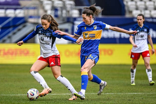 Fußball I Frauen I Saison 2025-2026 I Bundesliga I 20. Spieltag I FC Carl Zeiss Jena - Hamburger SV I 15.03.2026 Zweikampf Camilla Linberg (47, Hamburger SV) gehen Merza Julevic (10, FC Carl Zeiss Jena) Jena Ernst-Abbe-Sportfeld, ad hoc Arena Thüringen Deutschland Copyright: xLobeca InesxHähnelx