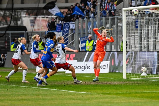 Fußball I Frauen I Saison 2025-2026 I Bundesliga I 20. Spieltag I FC Carl Zeiss Jena - Hamburger SV I 15.03.2026 Tor Hamburger SV, Paulina Bartz (37, Hamburger SV) (2.v.l) erzielt den Ausgleich zum 1:1 Jena Ernst-Abbe-Sportfeld, ad hoc Arena Thüringen Deutschland Copyright: xLobeca InesxHähnelx