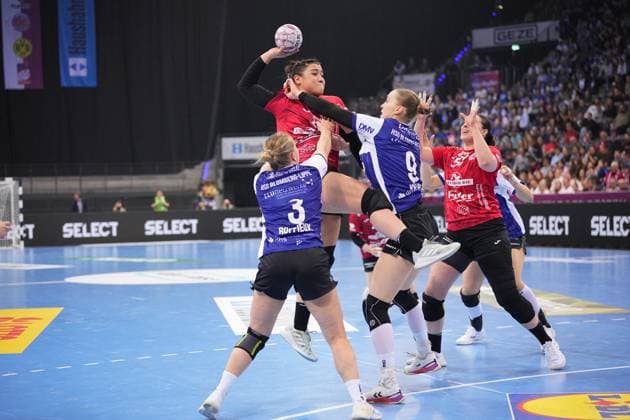 Szene mit Giulia Guarieiro (13; Thüringer HC), Laura Rüffieux (3; HSG Blomberg-Lippe) und Nieke Kühne (9; HSG Blomberg-Lippe) Haushahn Final4 Spiel um Platz 3 Thüringer HC vs HSG Blomberg-Lippe