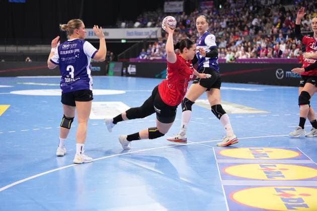 Szene mit Nieke Kühne (9; HSG Blomberg-Lippe) und Spieler von Team Thüringer HC Haushahn Final4 Spiel um Platz 3 Thüringer HC vs HSG Blomberg-Lippe