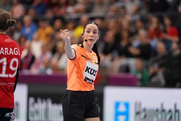 Handball-Szene mit Schiedsrichterin in Aktion Haushahn Final4 Spiel um Platz 3 Thüringer HC vs HSG Blomberg-Lippe