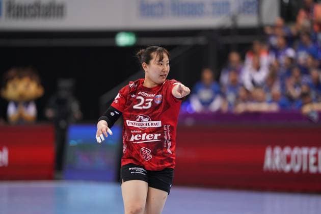 Szene mit Natsuki Aizawa (23; Thüringer HC) Haushahn Final4 Spiel um Platz 3 Thüringer HC vs HSG Blomberg-Lippe