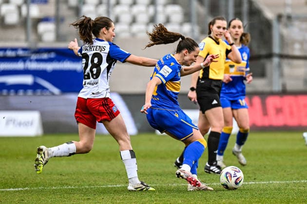 Fußball I Frauen I Saison 2025-2026 I Bundesliga I 20. Spieltag I FC Carl Zeiss Jena - Hamburger SV I 15.03.2026 Pauline Machtens (28, Hamburger SV) legt im Zweikampf Hand an Elena Mühlemann (30, FC Carl Zeiss Jena) Jena Ernst-Abbe-Sportfeld, ad hoc Arena Thüringen Deutschland Copyright: xLobeca InesxHähnelx
