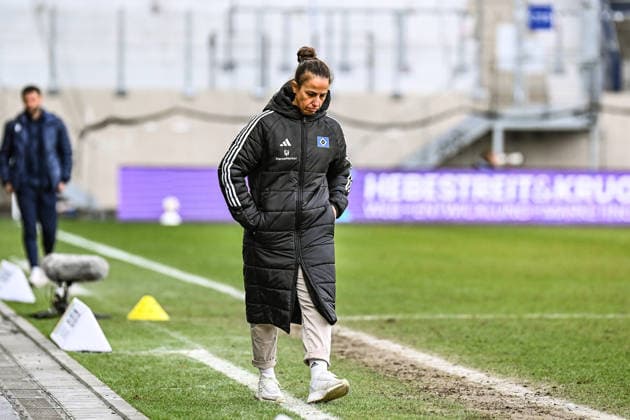 Fußball I Frauen I Saison 2025-2026 I Bundesliga I 20. Spieltag I FC Carl Zeiss Jena - Hamburger SV I 15.03.2026 Liese Brancao (Trainer, Hamburger SV) an der Seitenlinie Freisteller, Nahaufnahme, Porträt, Portrait, Einzelfoto, Einzelbild, Körper Jena Ernst-Abbe-Sportfeld, ad hoc Arena Thüringen Deutschland Copyright: xLobeca InesxHähnelx