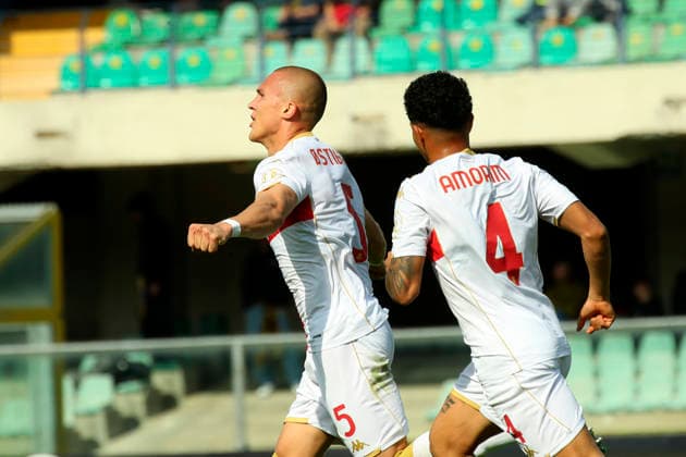 Genoa™s Leo Ostigard celebration goal 0-2 during the Serie A soccer match between Hellas Verona and Genoa at the Bentegodi Stadium in Verona, north west Italy - Sunday , March 15 , 2026. - Soccer .  Copyright: xPaolaxGarbuio Lapressex