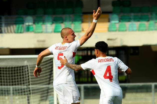 Genoa™s Leo Ostigard celebration goal 0-2 during the Serie A soccer match between Hellas Verona and Genoa at the Bentegodi Stadium in Verona, north west Italy - Sunday , March 15 , 2026. - Soccer .  Copyright: xPaolaxGarbuio Lapressex