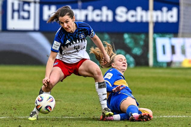 Fußball I Frauen I Saison 2025-2026 I Bundesliga I 20. Spieltag I FC Carl Zeiss Jena - Hamburger SV I 15.03.2026 Zweikampf Pauline Machtens (28, Hamburger SV) setzt sich gegen Isabella Jaron (24, FC Carl Zeiss Jena) durch Jena Ernst-Abbe-Sportfeld, ad hoc Arena Thüringen Deutschland Copyright: xLobeca InesxHähnelx