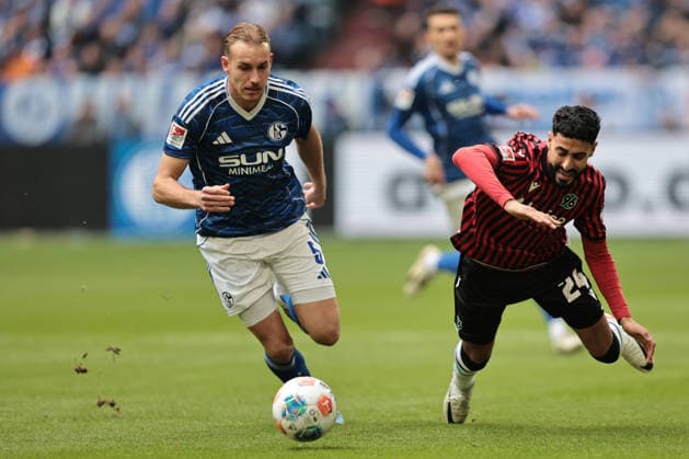 Timo Becker (FC Schalke 04) und Elias Saad (Hannover 96) beim Spiel der 2. Bundesliga (Saison 2025 26) FC Schalke 04 - Hannover 96 - Copyright: Thomas Pakusch