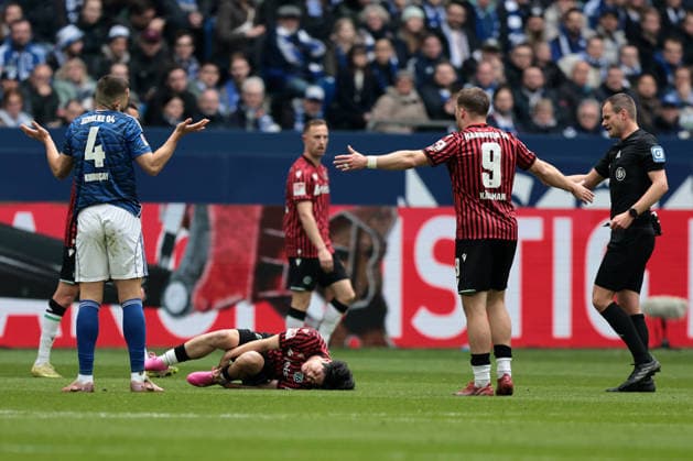 Daisuke Yokota (Hannover 96) liegt verletzt am Boden beim Spiel der 2. Bundesliga (Saison 2025 26) FC Schalke 04 - Hannover 96 - Copyright: Thomas Pakusch
