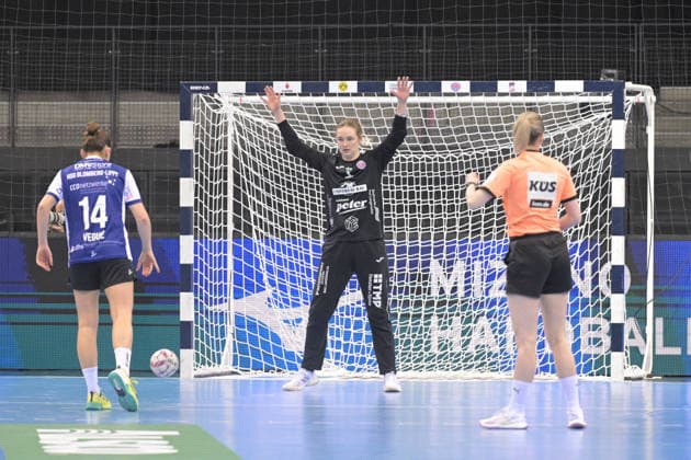 Chrostina Loevgren Hallberg (Thueringer HC, 01) im Tor im Zweikampf beim 7 Meter mit Ona Veque i Pena (HSG Blomberg-Lippe, 14) Thueringer HC vs. HSG Blomberg-Lippe, Handball, Frauen, DHB Pokal Haushahn Final 4, Finale, Saison 2025 2026, 15.03.2026 Thueringer HC vs. HSG Blomberg-Lippe, Handball, Frauen, DHB Pokal Haushahn Final 4, Finale, Saison 2025 2026, 15.03.2026 Stuttgart Copyright: xEibner-Pressefoto TobiasxBaurx EP_TBR