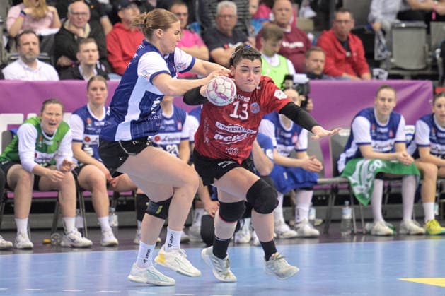 Giulia Guarieiro (Thueringer HC, 13) im Zweikampf mit Maxi Muehlner (HSG Blomberg-Lippe, 10) Thueringer HC vs. HSG Blomberg-Lippe, Handball, Frauen, DHB Pokal Haushahn Final 4, Finale, Saison 2025 2026, 15.03.2026 Thueringer HC vs. HSG Blomberg-Lippe, Handball, Frauen, DHB Pokal Haushahn Final 4, Finale, Saison 2025 2026, 15.03.2026 Stuttgart Copyright: xEibner-Pressefoto TobiasxBaurx EP_TBR