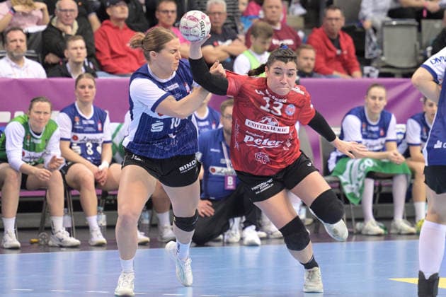 Giulia Guarieiro (Thueringer HC, 13) im Zweikampf mit Maxi Muehlner (HSG Blomberg-Lippe, 10) Thueringer HC vs. HSG Blomberg-Lippe, Handball, Frauen, DHB Pokal Haushahn Final 4, Finale, Saison 2025 2026, 15.03.2026 Thueringer HC vs. HSG Blomberg-Lippe, Handball, Frauen, DHB Pokal Haushahn Final 4, Finale, Saison 2025 2026, 15.03.2026 Stuttgart Copyright: xEibner-Pressefoto TobiasxBaurx EP_TBR