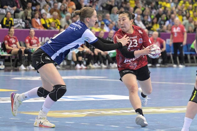 Natsuki Aizawa (Thueringer HC, 23) im Zweikampf mit Nieke Kuehne (HSG Blomberg-Lippe, 09) Thueringer HC vs. HSG Blomberg-Lippe, Handball, Frauen, DHB Pokal Haushahn Final 4, Finale, Saison 2025 2026, 15.03.2026 Thueringer HC vs. HSG Blomberg-Lippe, Handball, Frauen, DHB Pokal Haushahn Final 4, Finale, Saison 2025 2026, 15.03.2026 Stuttgart Copyright: xEibner-Pressefoto TobiasxBaurx EP_TBR