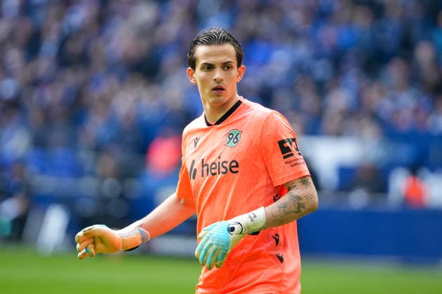 Fussball: 2. Bundesliga, 26. Spieltag, FC Schalke 04 - Hannover 96 am 15.03.2026 in Gelsenkirchen (VELTINS-Arena), Deutschland, Saison 2025 2026: DFB DFL REGULATIONS PROHIBIT ANY USE OF PHOTOGRAPHS as IMAGE SEQUENCES and or QUASI-VIDEO: Im Fokus Noll, Nahuel (1, H96). Gelsenkirchen VELTINS-Arena Deutschland