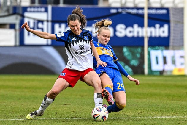 Fußball I Frauen I Saison 2025-2026 I Bundesliga I 20. Spieltag I FC Carl Zeiss Jena - Hamburger SV I 15.03.2026 Zweikampf Pauline Machtens (28, Hamburger SV) gegen Isabella Jaron (24, FC Carl Zeiss Jena) Jena Ernst-Abbe-Sportfeld, ad hoc Arena Thüringen Deutschland Copyright: xLobeca InesxHähnelx